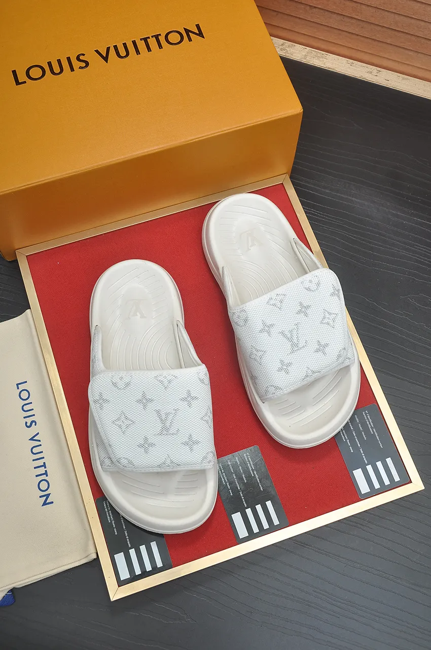 Men's men's shoes 💰340💶 [Louis Vuitton LV slippers] (high-end cowhide) counter 1:1 fashion style, a must-have for summer! The designer used LV’s iconic outsole. The original simple slippers instantly become fashionable! The upper is made of flexible special cowhide leather straps alternately, and the workmanship is exquisite! A must-have for stylish men in summer, size 38-45 (45 customized)